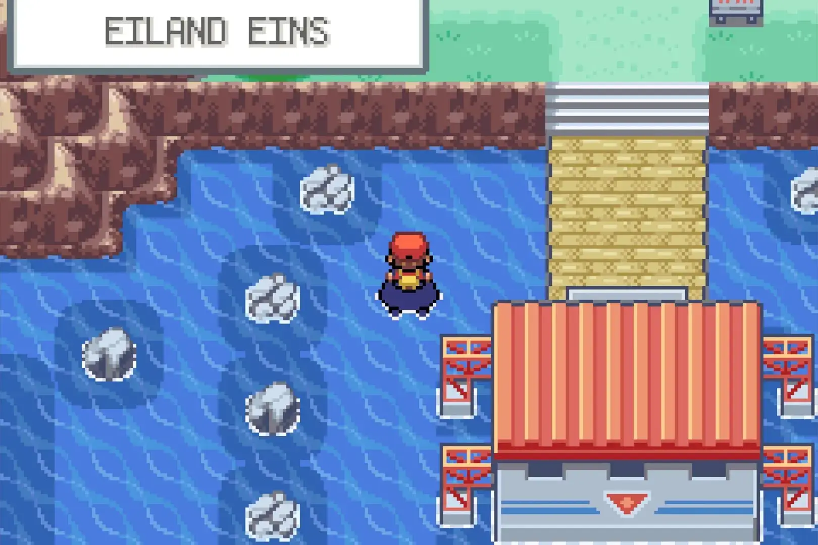 Pokémon Feuerrote Edition: Spielcharakter surft auf dem Wasser bei Eiland Eins mit Anlegestelle im Hintergrund.