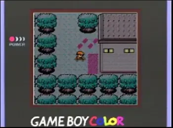 Pokémon Gold & Silber auf dem Game Boy Color: Spielcharakter auf einer Route mit Bäumen und einem Gebäude.