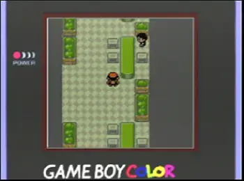 Pokémon Gold und Silber auf dem Game Boy Color: Spielcharakter in einem Innenbereich mit Topfpflanzen und einem NPC.