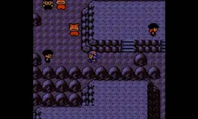 Pokémon Kristall: Spieler in einem Höhlenbereich mit mehreren NPCs auf lila Untergrund