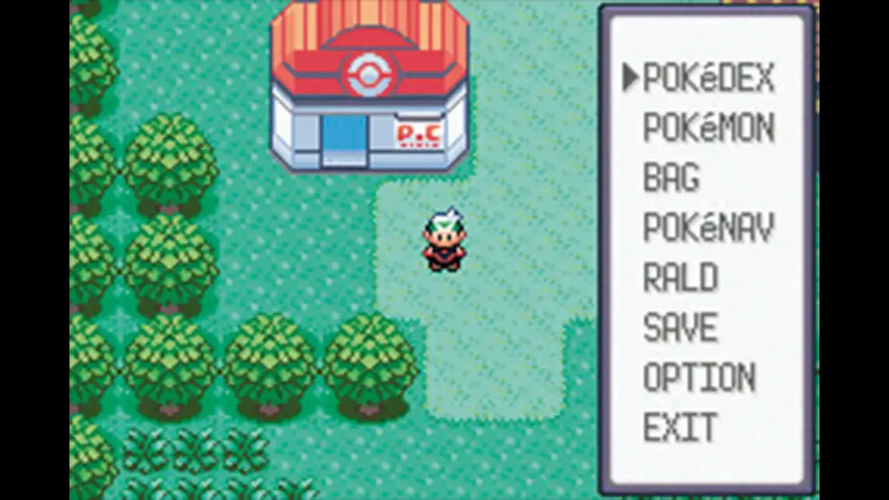 Pokémon Rubin/Saphir: Overworld-Ansicht mit Pokémon-Center und geöffnetem Hauptmenü (Pokédex, Bag, Save).