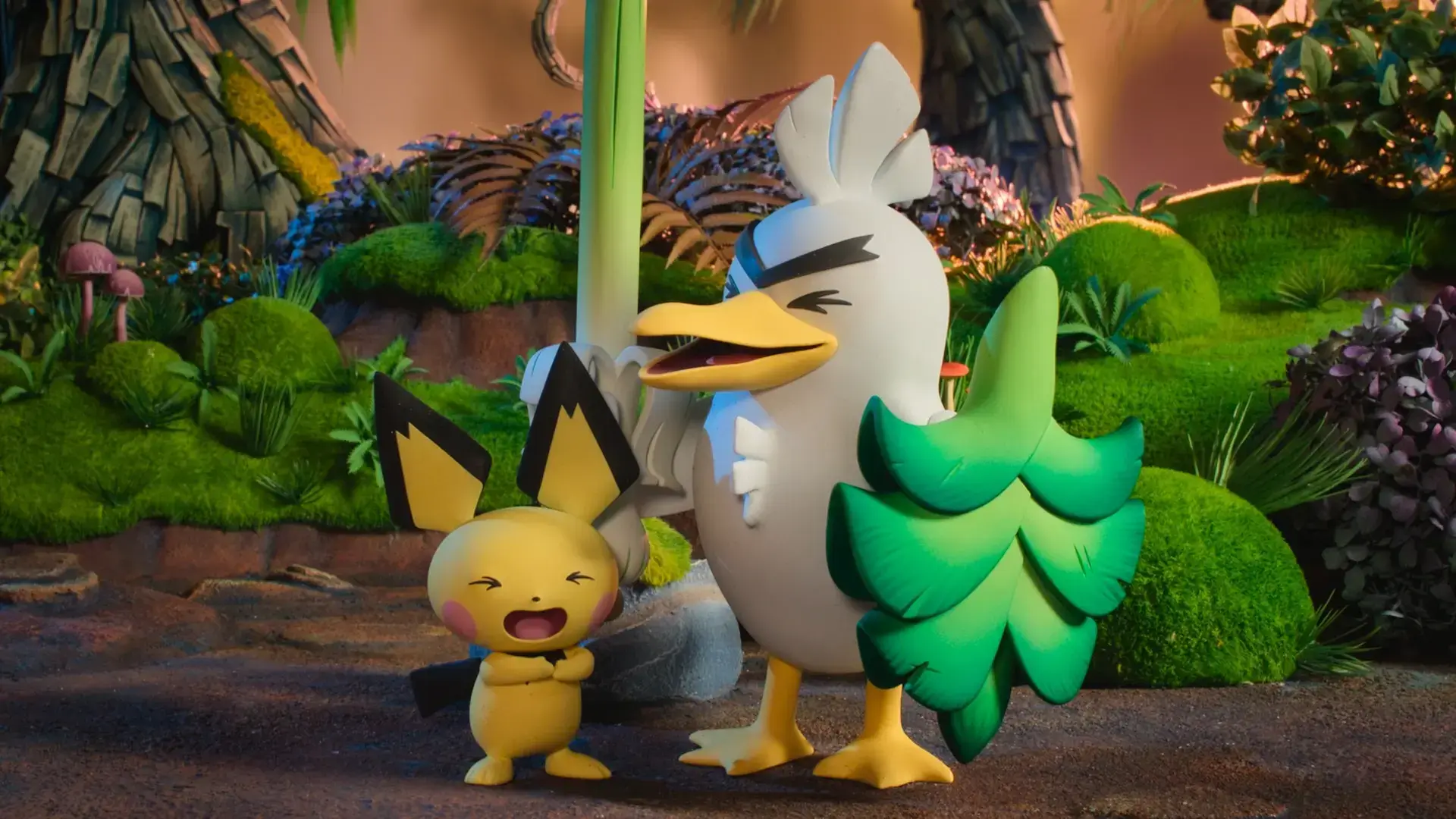 Pichu lacht mit geschlossenen Augen neben Lauchzelot, der seinen Lauch hält, in einem farbenfrohen Wald.